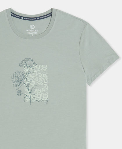 Micro Modal Fiber Elastane Stretch Relaxed Fit Graphic Print Round Neck Half Sleeve T-Shirt With Curved Hem Styling - Iceberg Green